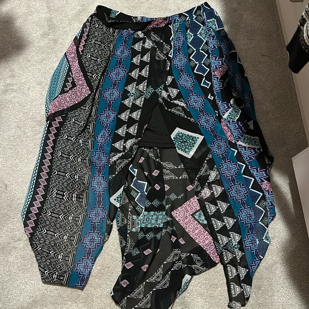 Medium Express high/low skirt multicolored, perfect used condition.
